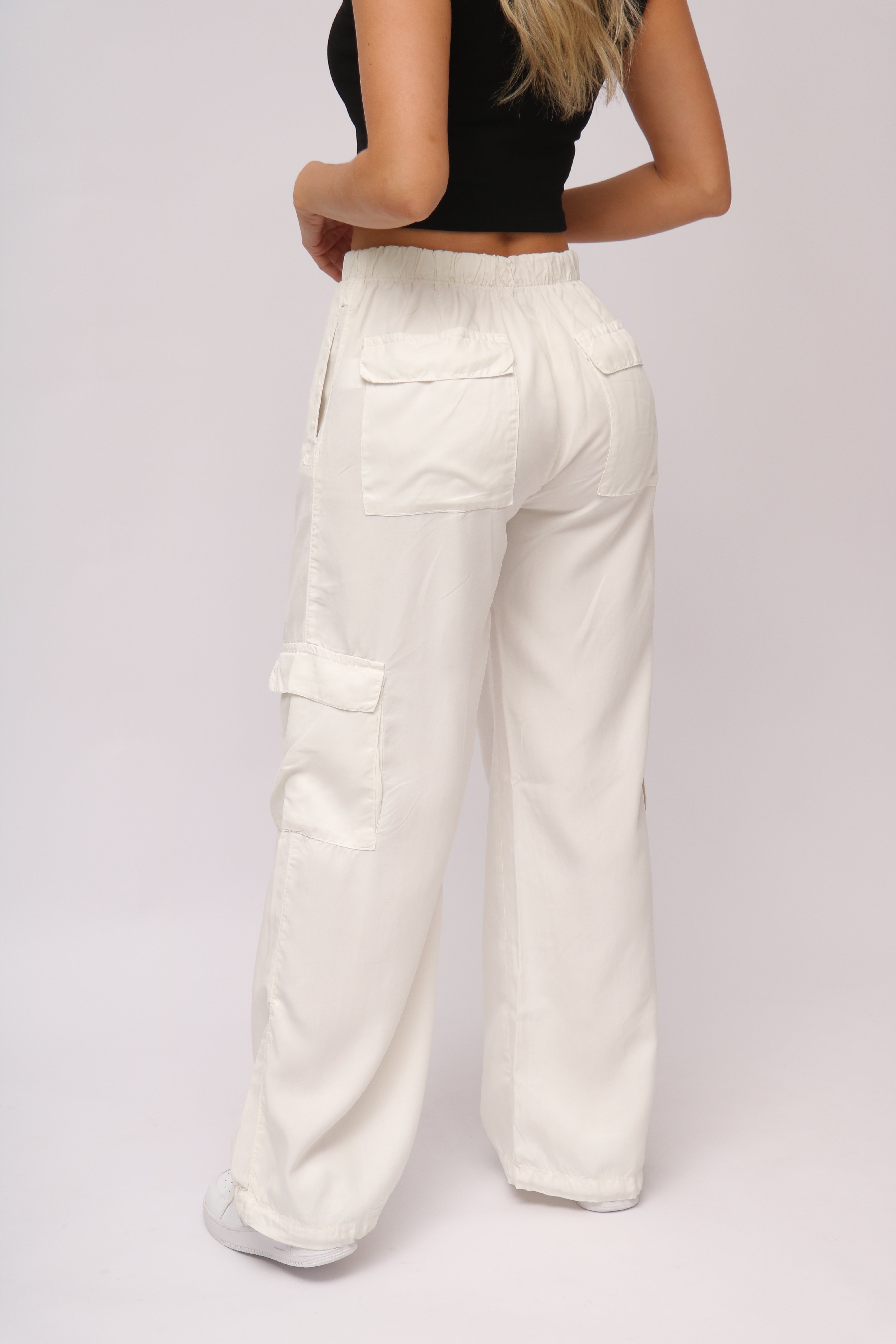 Pantalón Chalis Con Botón Blanco